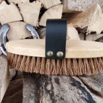 Kardätsche mit Kokosfasern